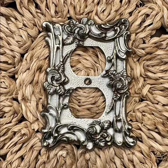 Set of 2 - 1960s Vintage Ornate Metal Double Toggle Switch Plate Covers - Picture 4 of 6